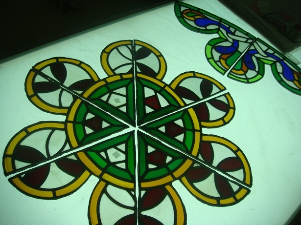 En total hi ha 19 vitralls per recuperar