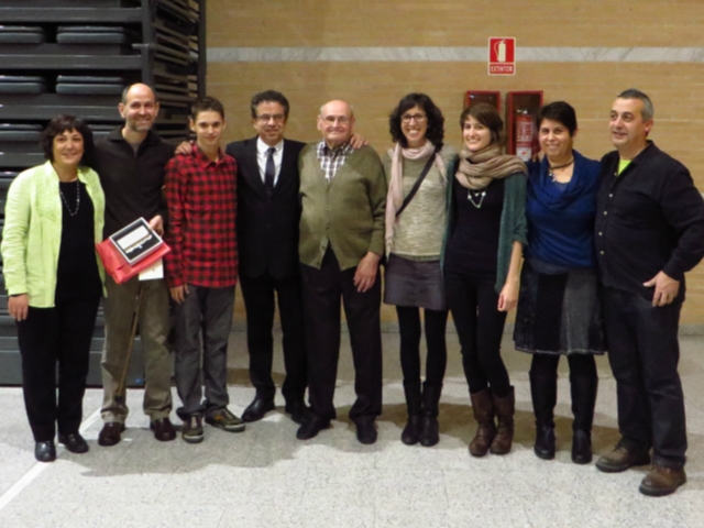 Martí Gassol acompanyat de la seva família i l'alcalde del municipi, Joan Vich