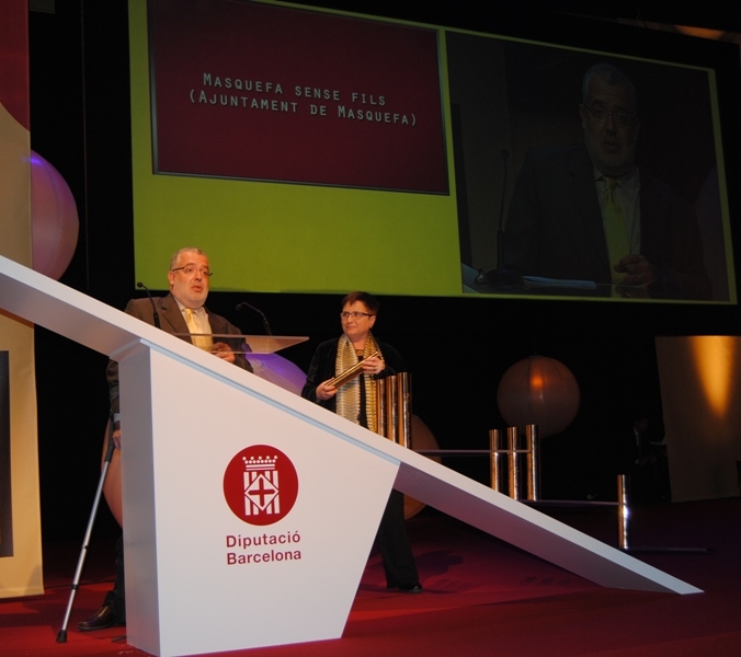 L'alcalde Xavier Boquete recollint el guardó