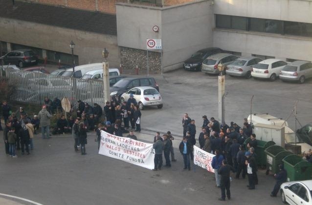 Una quarentena de treballadors es manifesten davant de la fàbrica