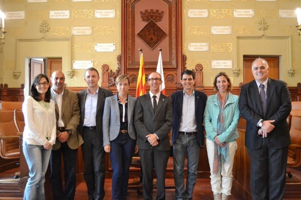 Els representants dels ajuntaments de Sitges, Vilanova, Vilafranca i Igualada, en una foto de família de la trobada