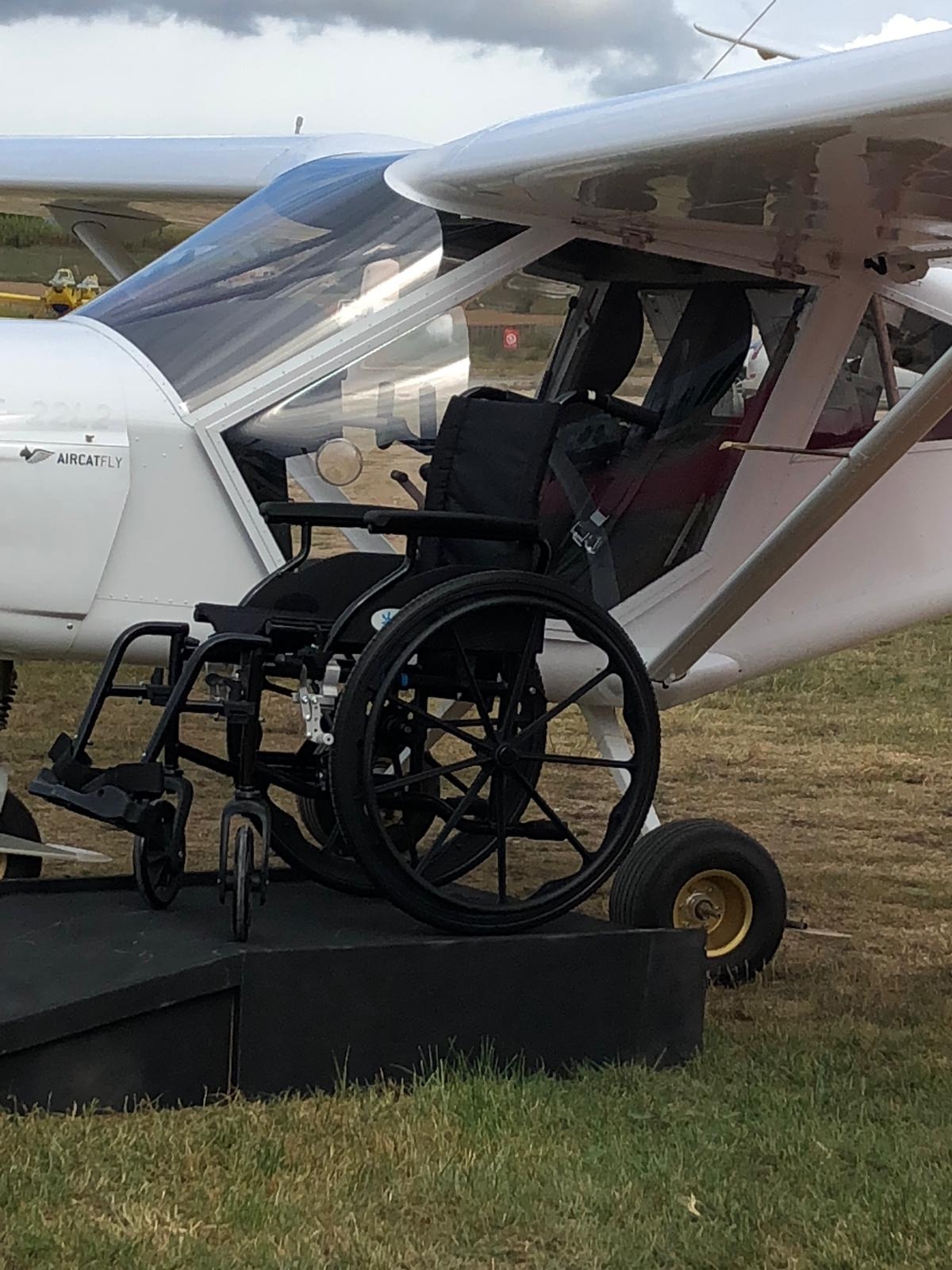 A l'aeròdrom, aparells amb totes les facilitats per acostar a discapacitats a l'experiència de volar