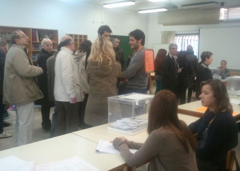 Cua per votar al col·legi Ramon Castelltort d'Igualada