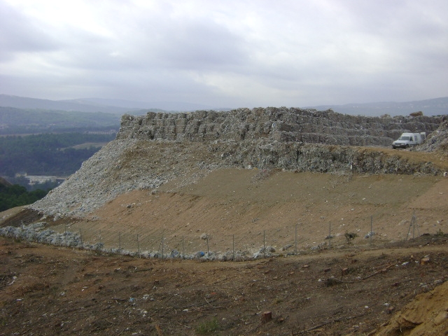 L0'ajuntament de la Pobla lamenta tenir necessitat de tants abocadors al municipi
