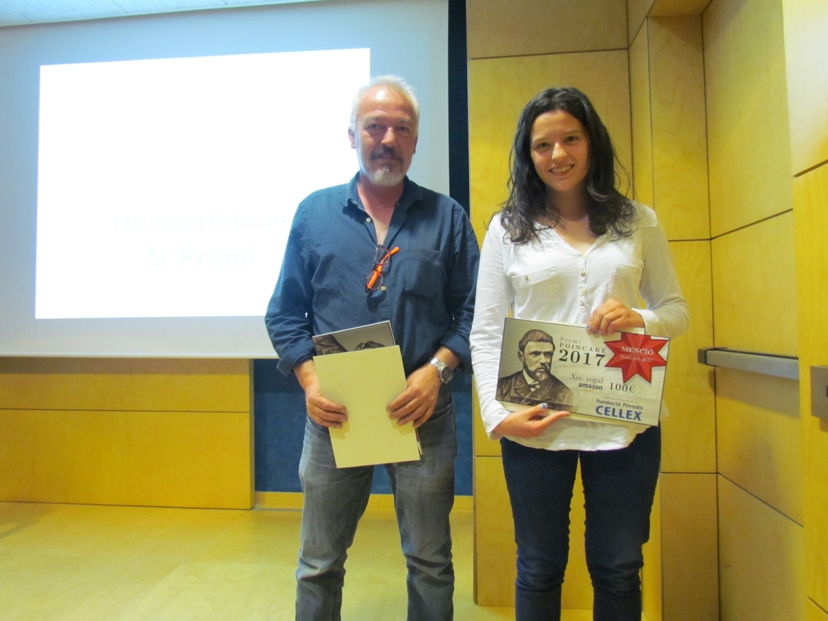 Núria Vidal amb el seu professor, Marcel Jorba, en la recollida del premi