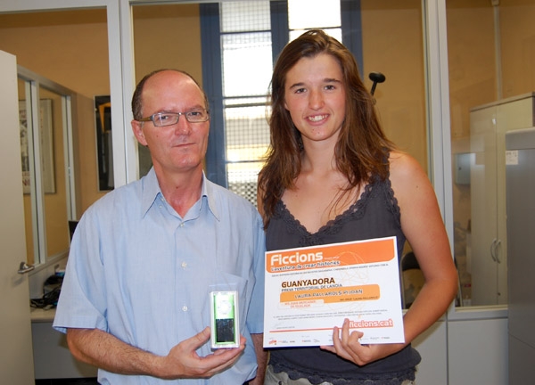 Laura Pallarols rep el premi del concurs, al costat de Josep Ritort