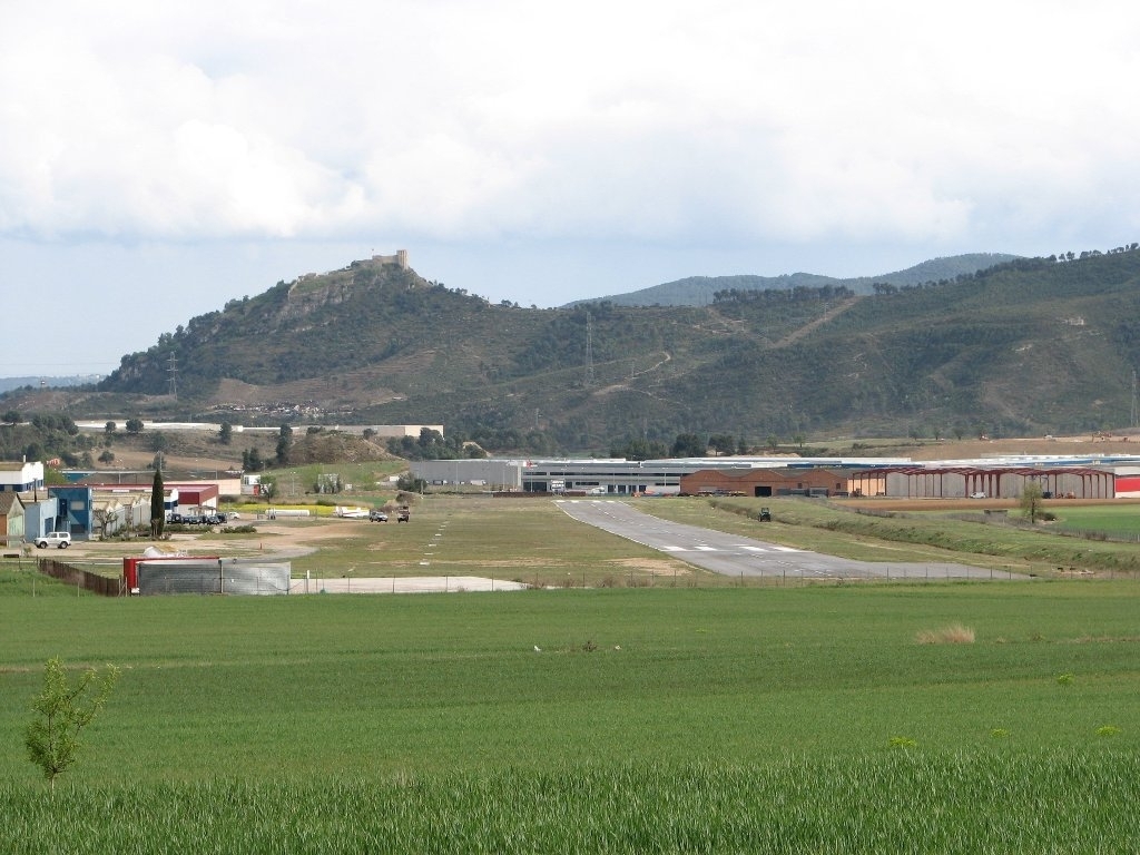 L'aeròdrom, des de la seva vessant nord