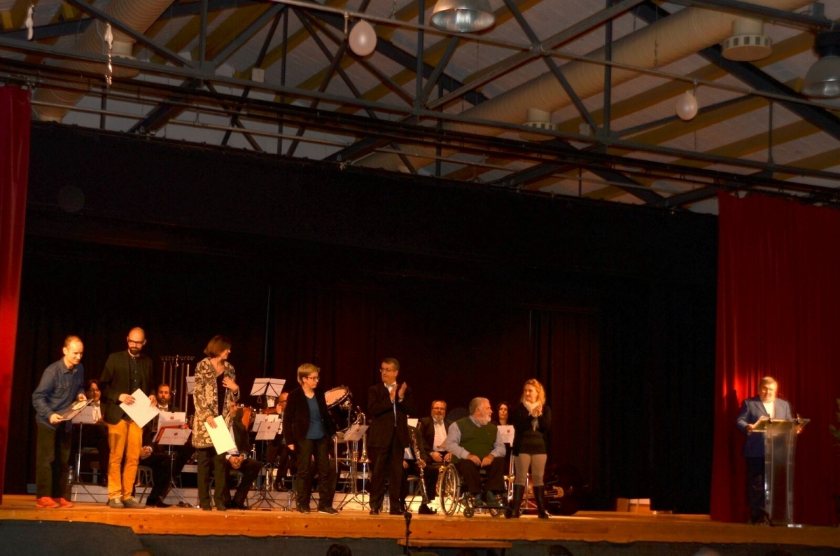 Els compositors finalistes, en el lliurament junt a la cobla i el batlle Xavier Boquete