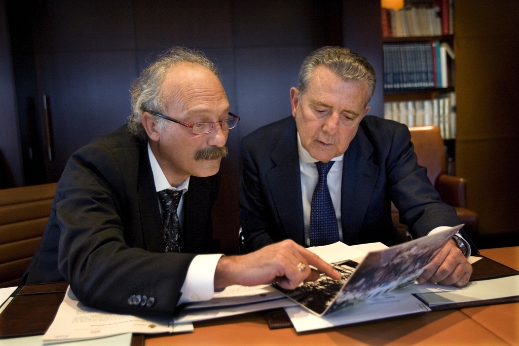 Jordi Aymamí i Javier Godó, president del Grupo Godó, signant el conveni