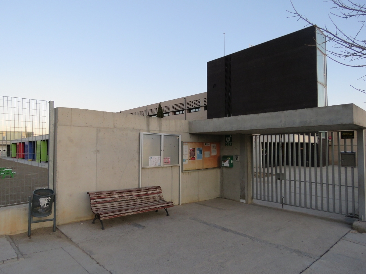 El desfibril·lador de l'Escola Font del Roure, al centre de la imatge