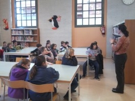 Alumnes de l'Acadèmia Igualada a la Biblioteca d'Igualada