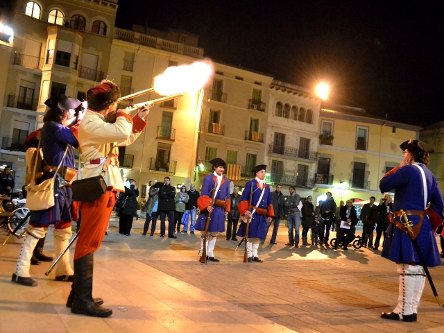 Miquelets de Catalunya i Regiment d’Hússars Hongaresos de Moià, a la plaça de l'Ajuntament