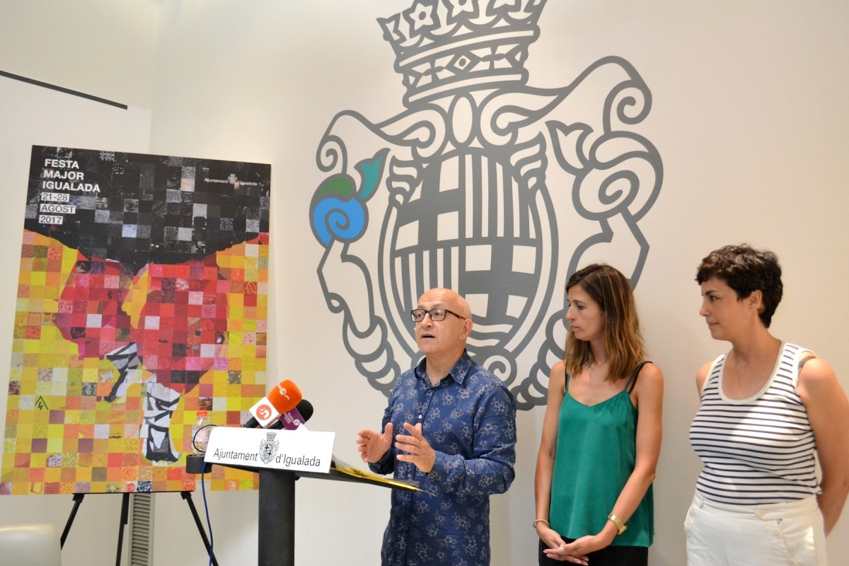 Pere Camps, amb el cartell, i Raquel Camacho i Montse Raventós, responsable de l'estudi Ladyssenyadora