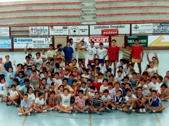 Fotografia de l’any 1987. Una vuitantena de nens i nenes van participar al 1r Esportiueig.