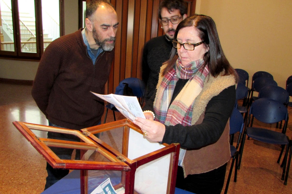 Jordi Badia, esquerra, Jordi Fitó i Encarna Ferrando obrint les pliques de les votacions