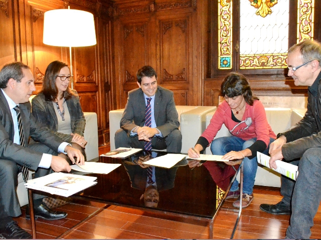 Signatura del conveni del Banc dels articles a l'Ajuntament d'Igualada
