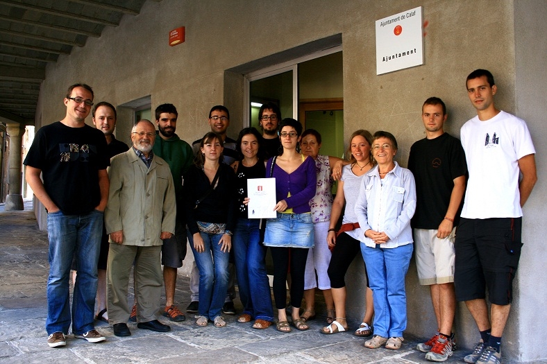 Representants de les diferents entitats a les portes de l'Ajuntament de Calaf el passat dissabte