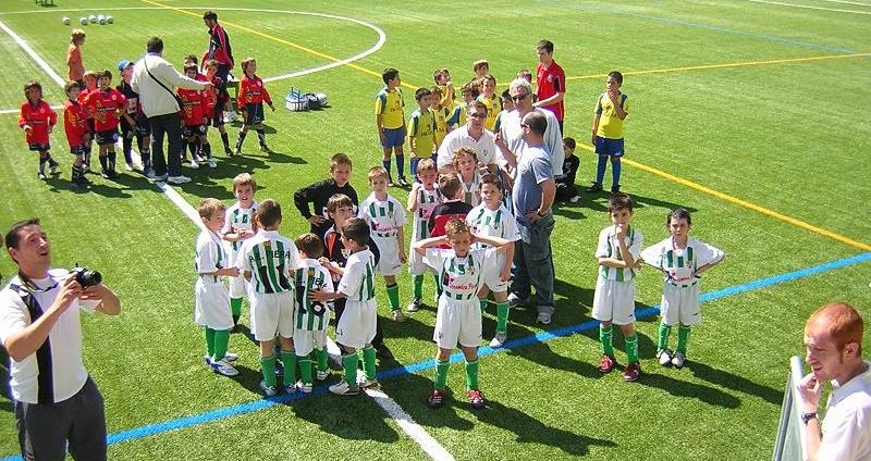 Joves futbolistes participen en la Festa de l'esport de l'any passat a Piera