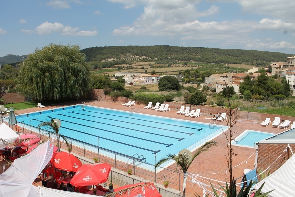 La piscina de la Llacuna, un dels atractius del poble