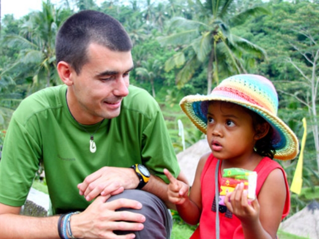 Francesc Balagué a Indonèsia, durant la seva volta al món