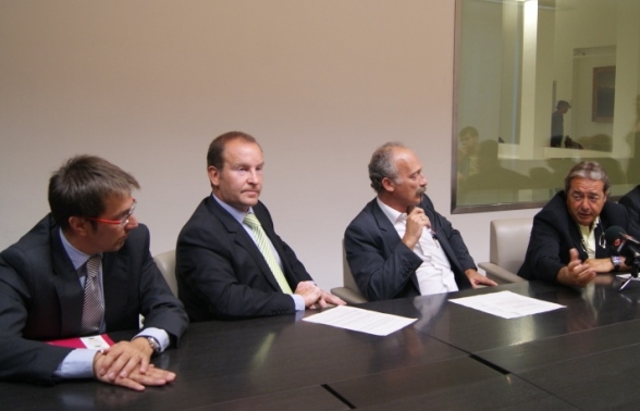 La signatura del conveni entre Caja Madrid i l'Ajuntament
