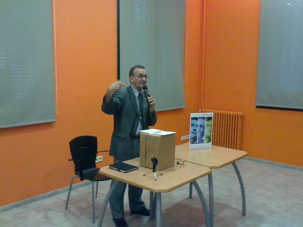 Joaquim Solé Vilanova durant la conferència