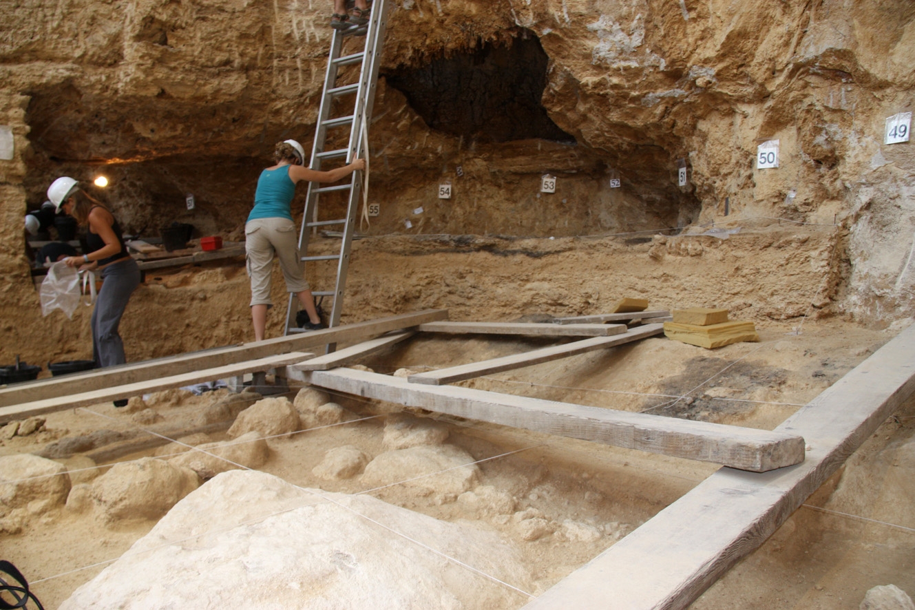 Excavacions a l'Abric Romaní - Imatge d'arxiu