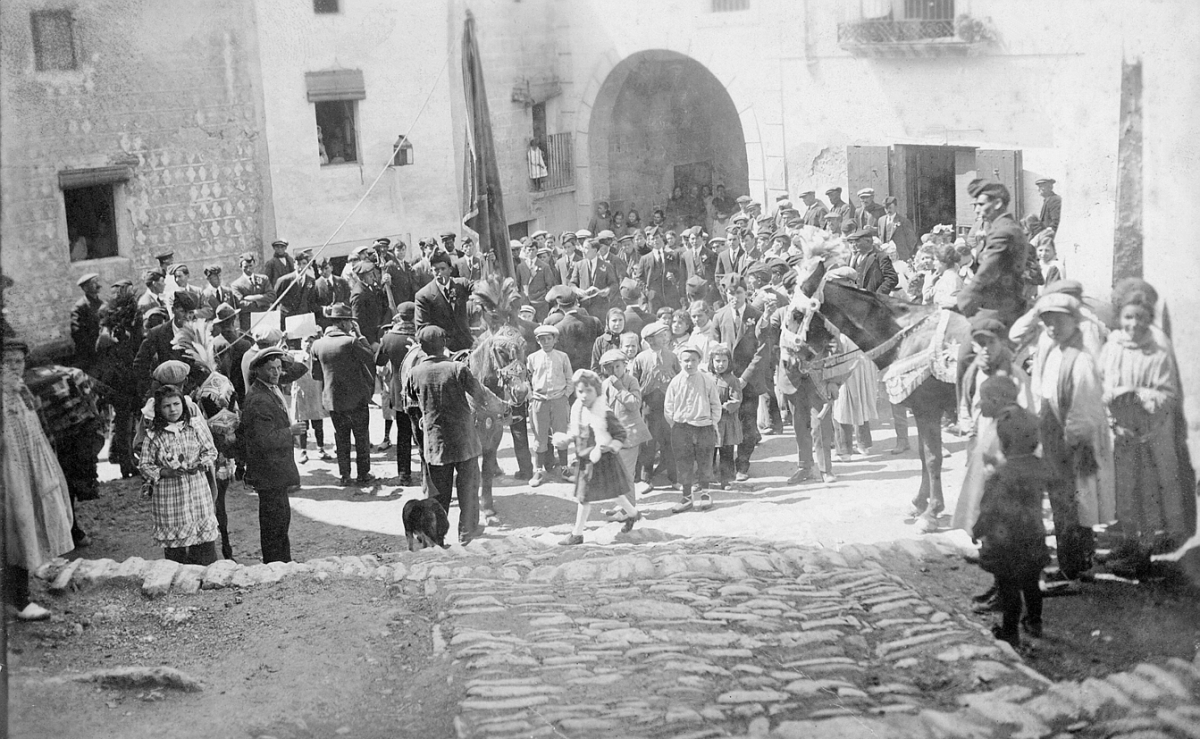 Cantada de caramelles a la plaça (1916)