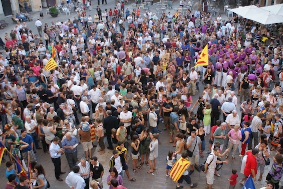 La plaça s'omple de gent per defensar la llengua