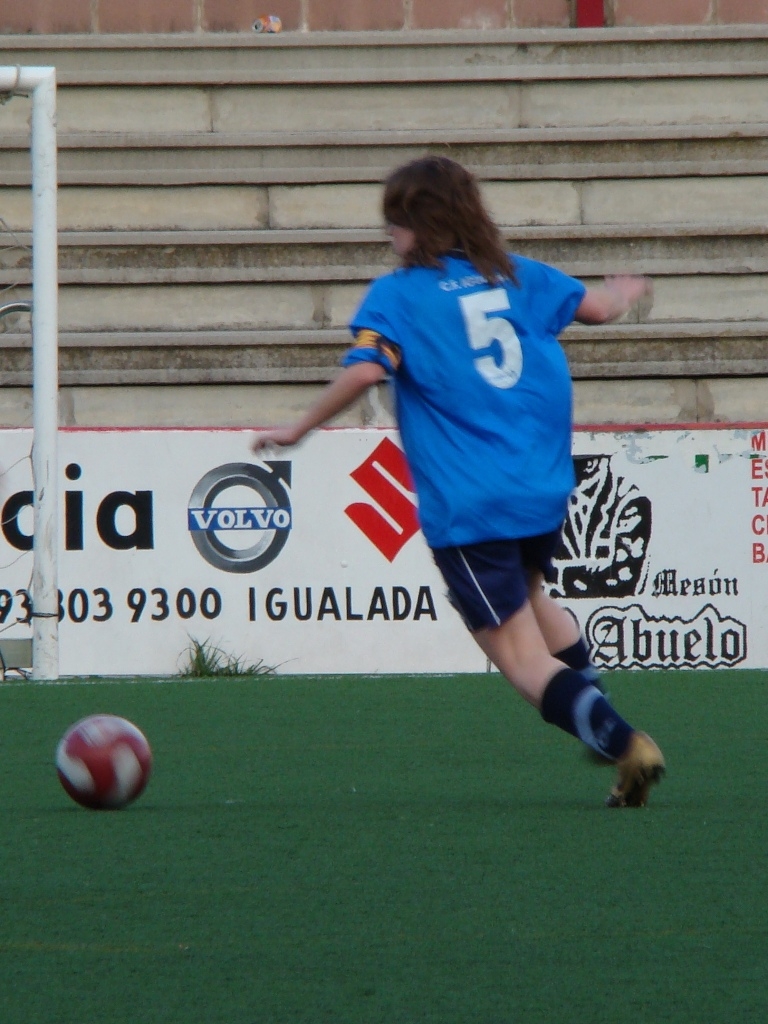 Elena surt amb la pilota controlada des de la defensa.