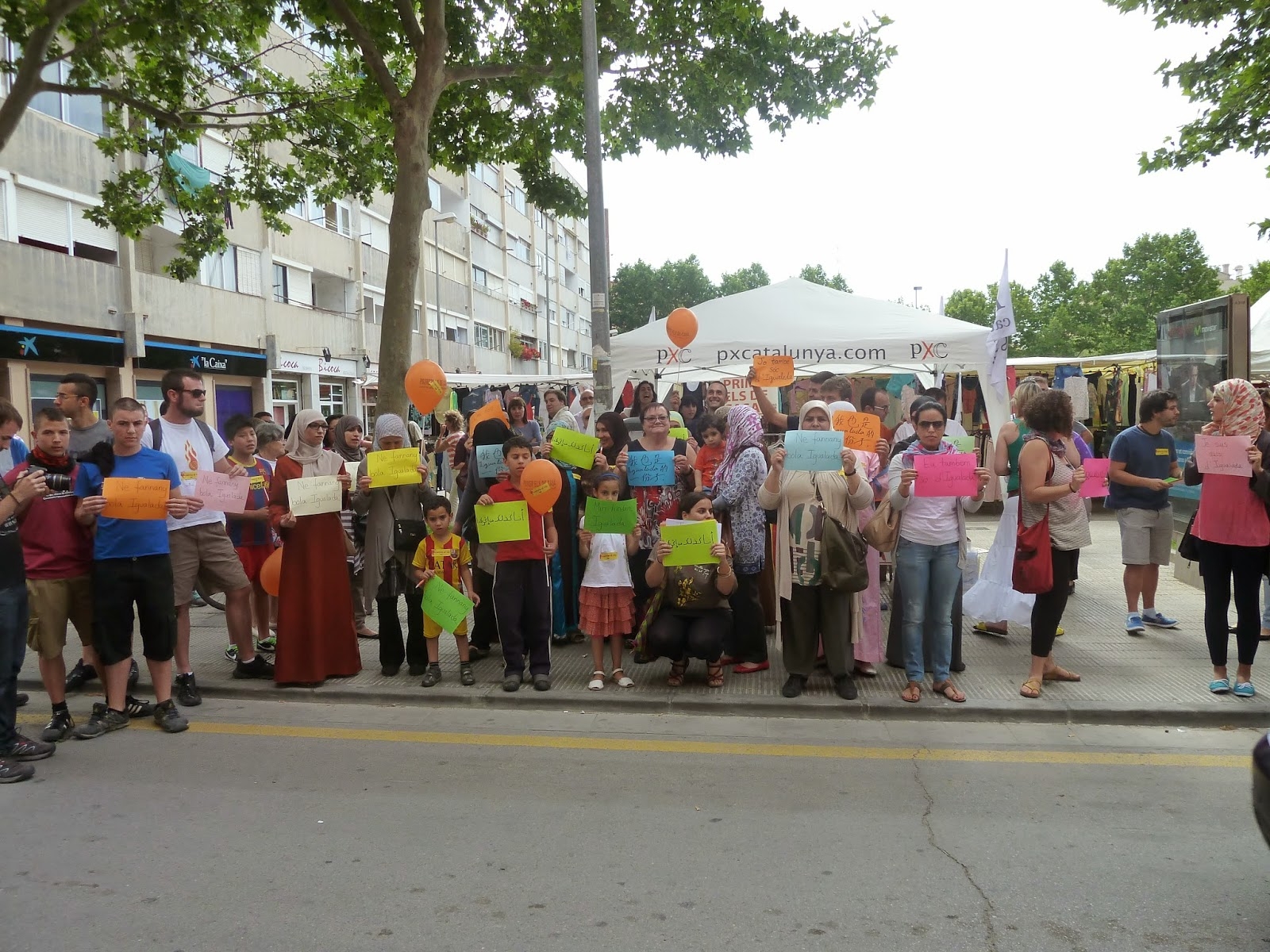 Una imatge dels participants a l'acció d'aquest dissabte.