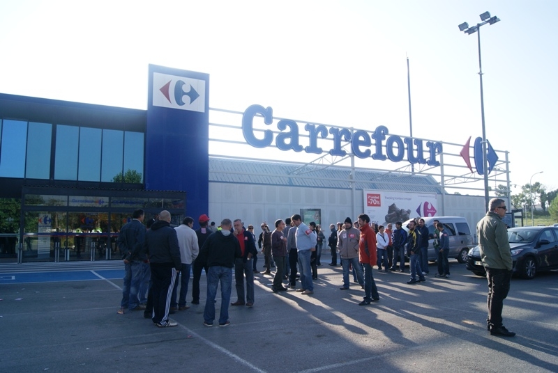 Piquets informatius al Carrefour, aquest matí