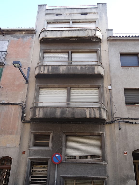L'edifici de la Casa de les Banyeres, ubicat a la Rambla Sant Ferran