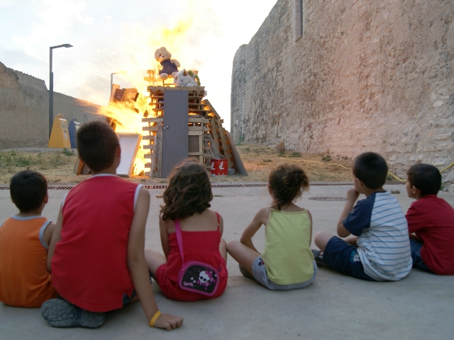 Foguera de Sant Joan al nucli antic de Calaf