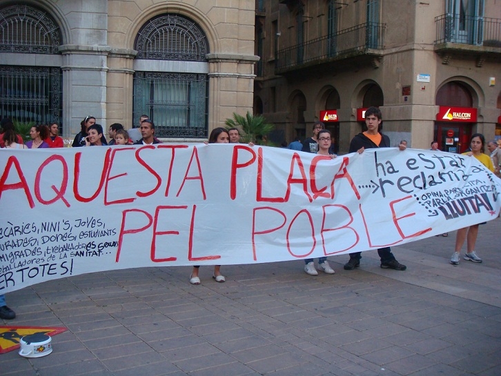 Una de les pancartes amb el lema 'Aquesta plaça ha estat reclamada pel poble'
