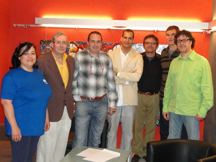 Els representats de les diferents entitats amb el president de l'Ateneu Igualadí i altres membres de la Junta Directiva