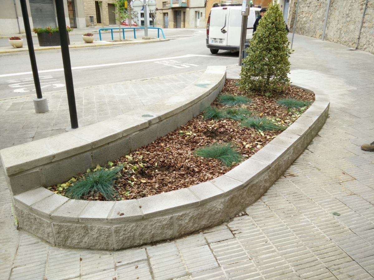 La jardinera, després de l'acte vandàlic