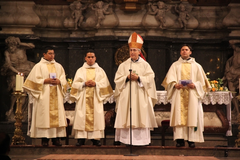 Els tres nous diaques llatinoamericans juntament amb el bisbe