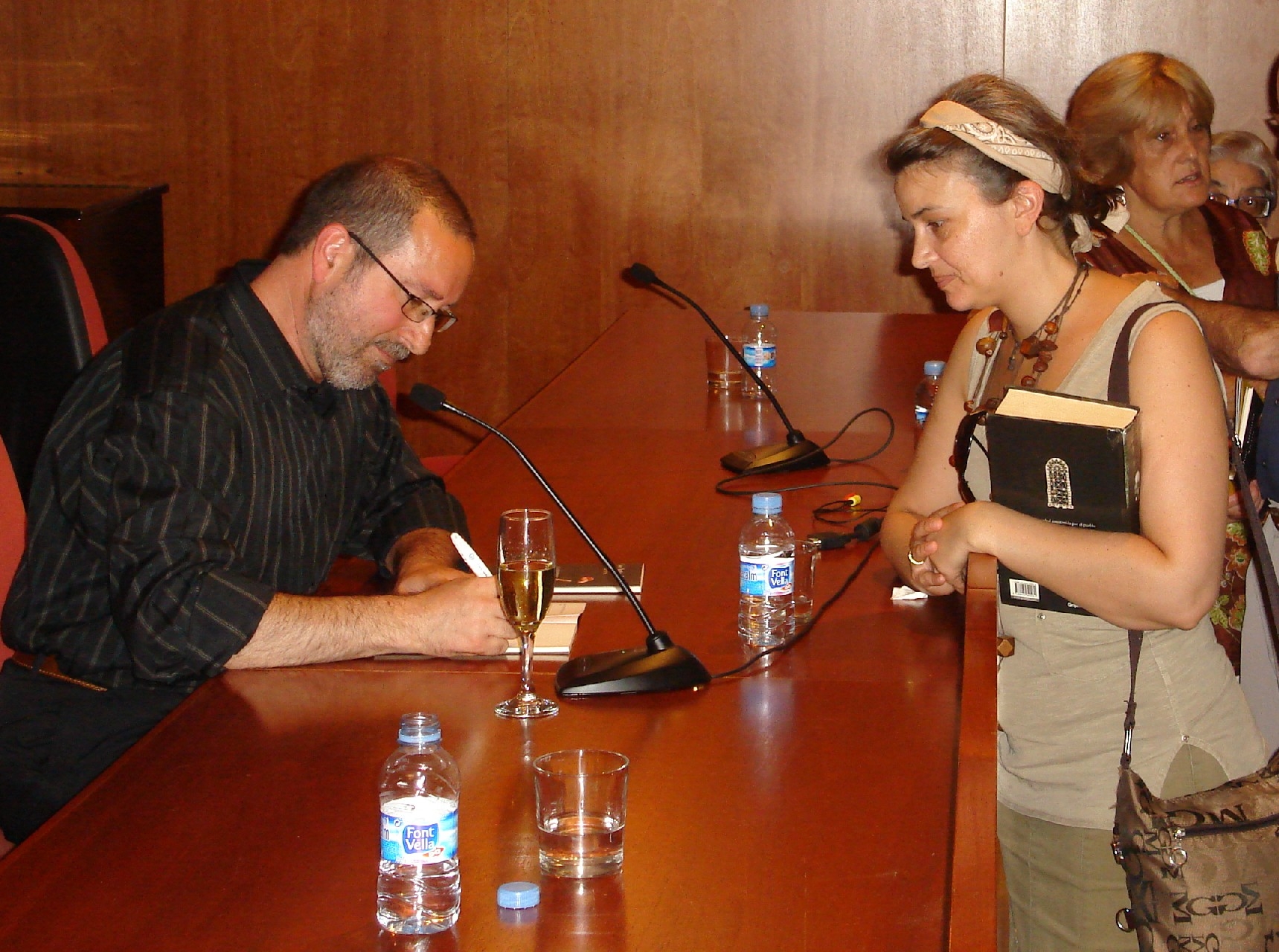 José Antonio Nieves signant els llibres