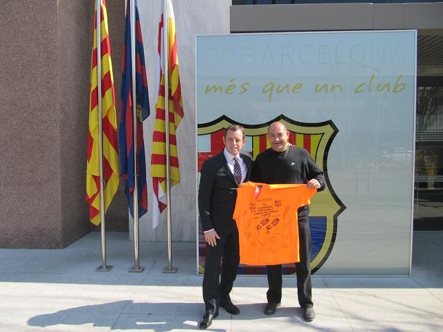 Presentació de la samarreta de la caminada al president del Barça