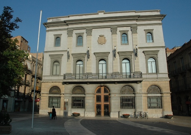 El màstil a la plaça de l'Ajuntament a punt per onejar-hi la senyera