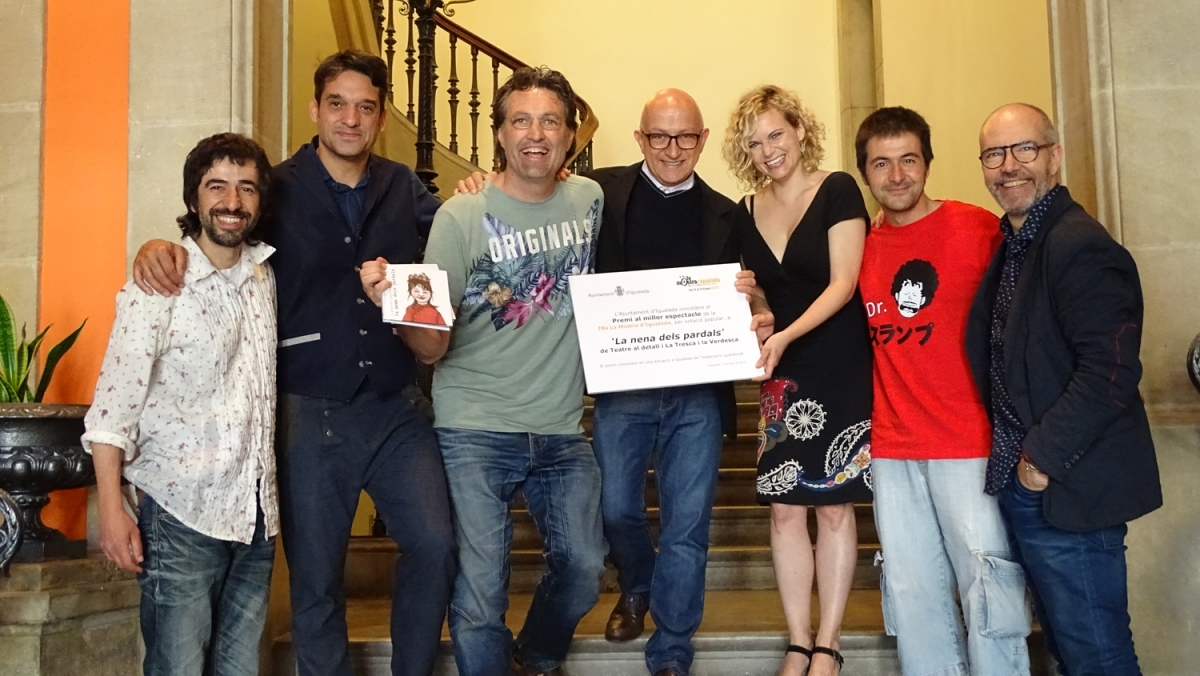 L'equip de la Mostra amb els guanyadors del premi, junt al regidor Pere Camps
