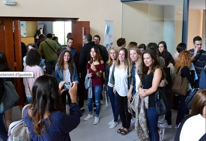 Les alumnes que arrenquen curs, al 'hall' del Campus