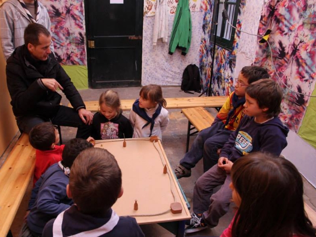Un moment de l'espot promocional del joc amb Joan Valentí i els nens i nenes del Cau d'Igualada