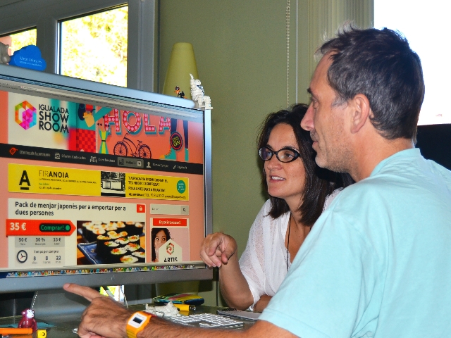 Jordi Magaña i Míriam Salazar treballant en la web d'Igualada showroom