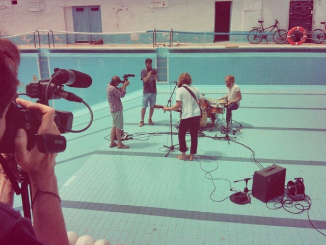 Gravació del videoclip de l'australià Steve Smyth a l'interior de la piscina del Casal