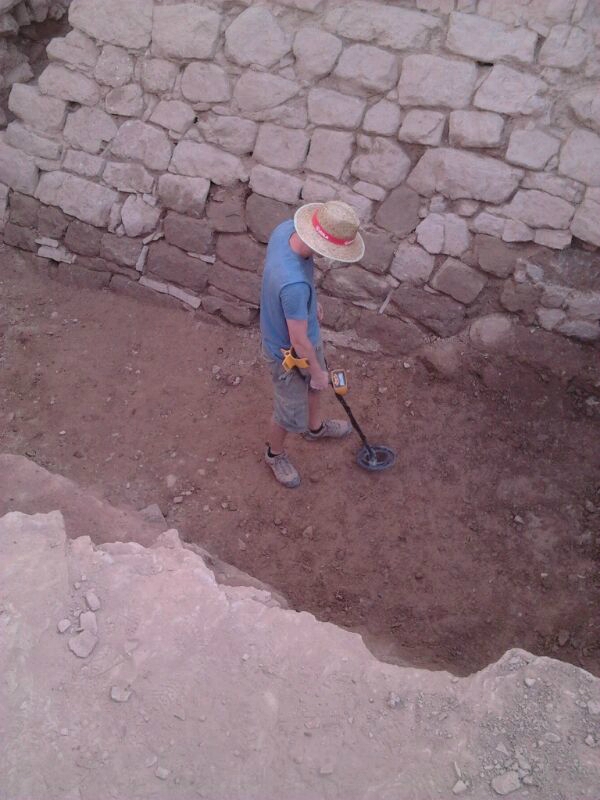 Un dels arqueòlegs fent feines de localització de materials. Foto: Jaume Ortínez