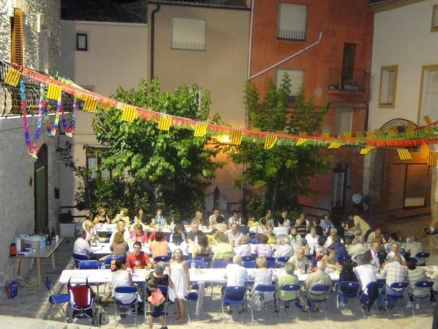 Els veïns reunits a la plaça