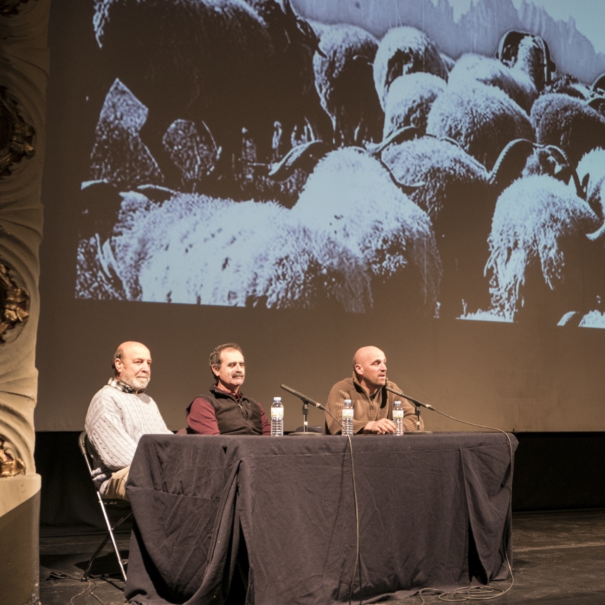 Els tres protagonistes del viatge, explicant-ho al Teatre Municipal l'Ateneu