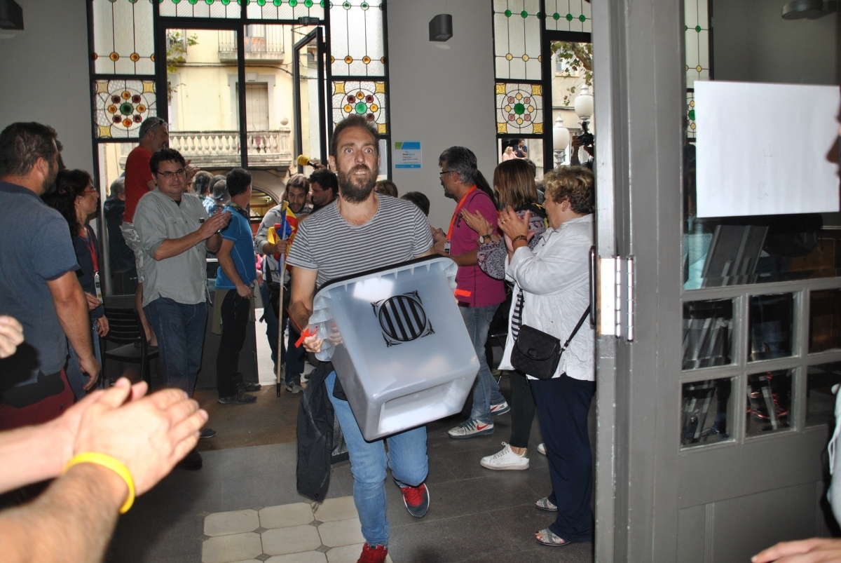 L'entrada de les urnes a l'Ateneu, aplaudida